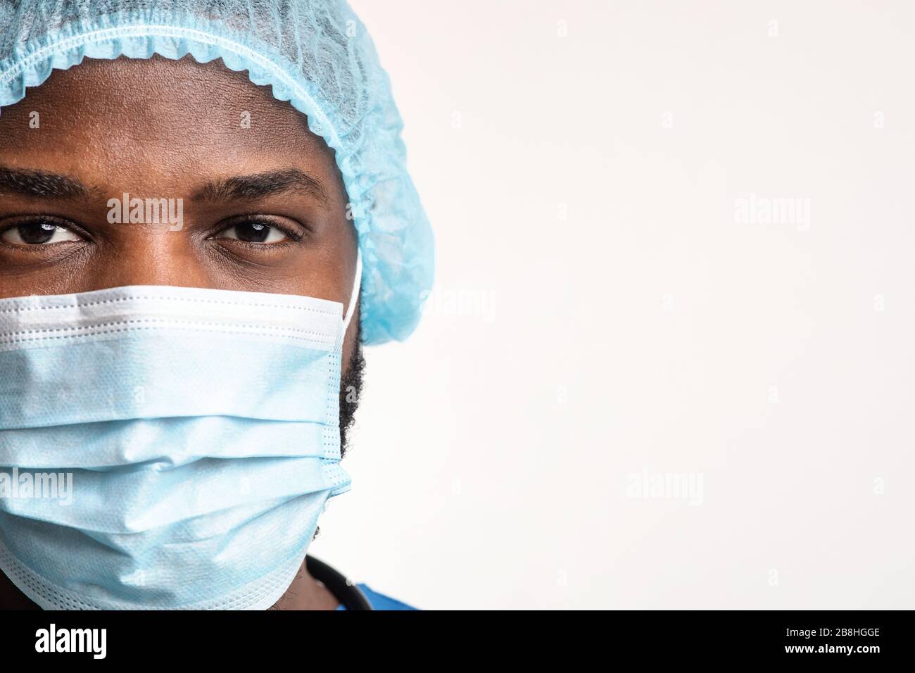 Stretto colpo di giovane africano faccia chirurgo maschile Foto Stock