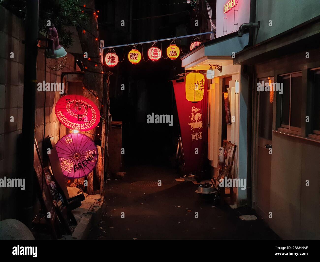 Ingresso al piccolo bar locale di Osaka Foto Stock
