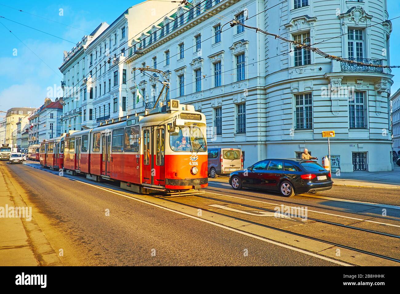 VIENNA, AUSTRIA - 19 FEBBRAIO 2019: Il tram rosso retrò corre Rennweg strada, fiancheggiata da splendidi edifici e palazzi viennesi, il 19 febbraio in Foto Stock