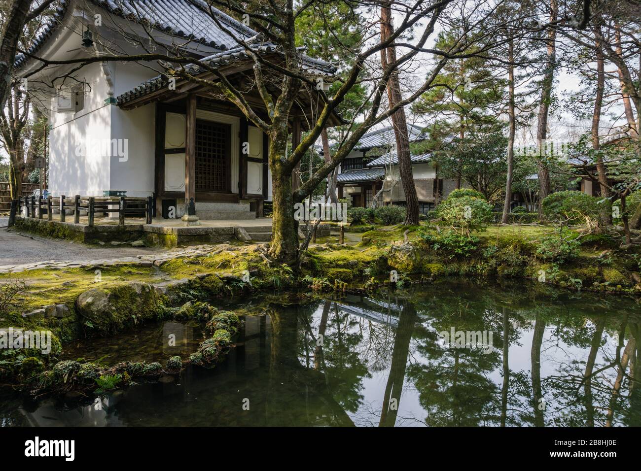 Lo stagno di Hōnen-in, un tempio buddista situato a Sakyō-ku, Kyoto, Giappone. Foto Stock