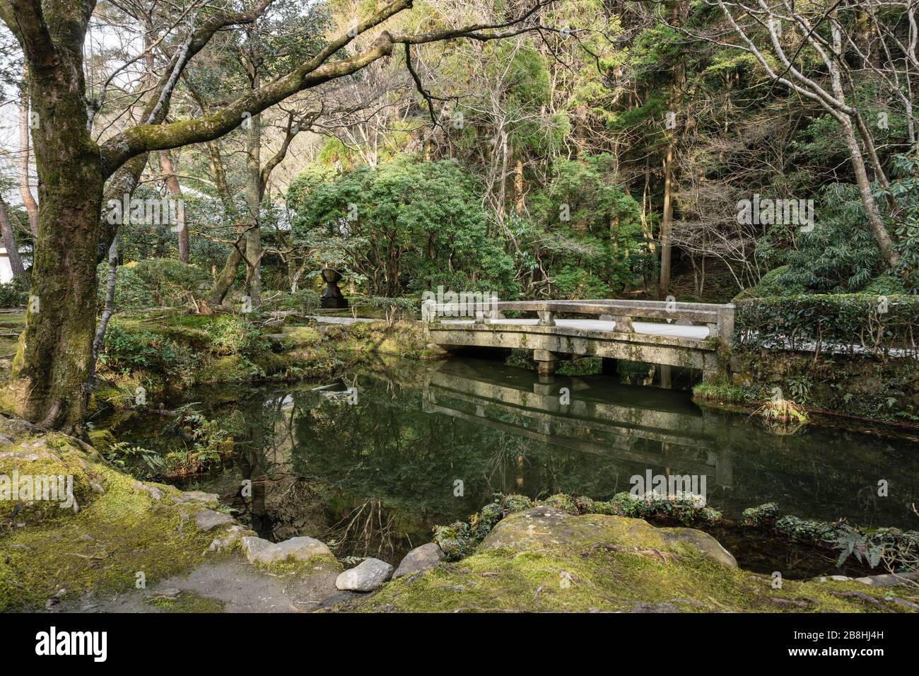 Lo stagno di Hōnen-in, un tempio buddista situato a Sakyō-ku, Kyoto, Giappone. Foto Stock