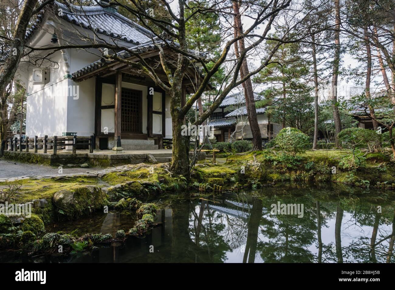 Lo stagno di Hōnen-in, un tempio buddista situato a Sakyō-ku, Kyoto, Giappone. Foto Stock