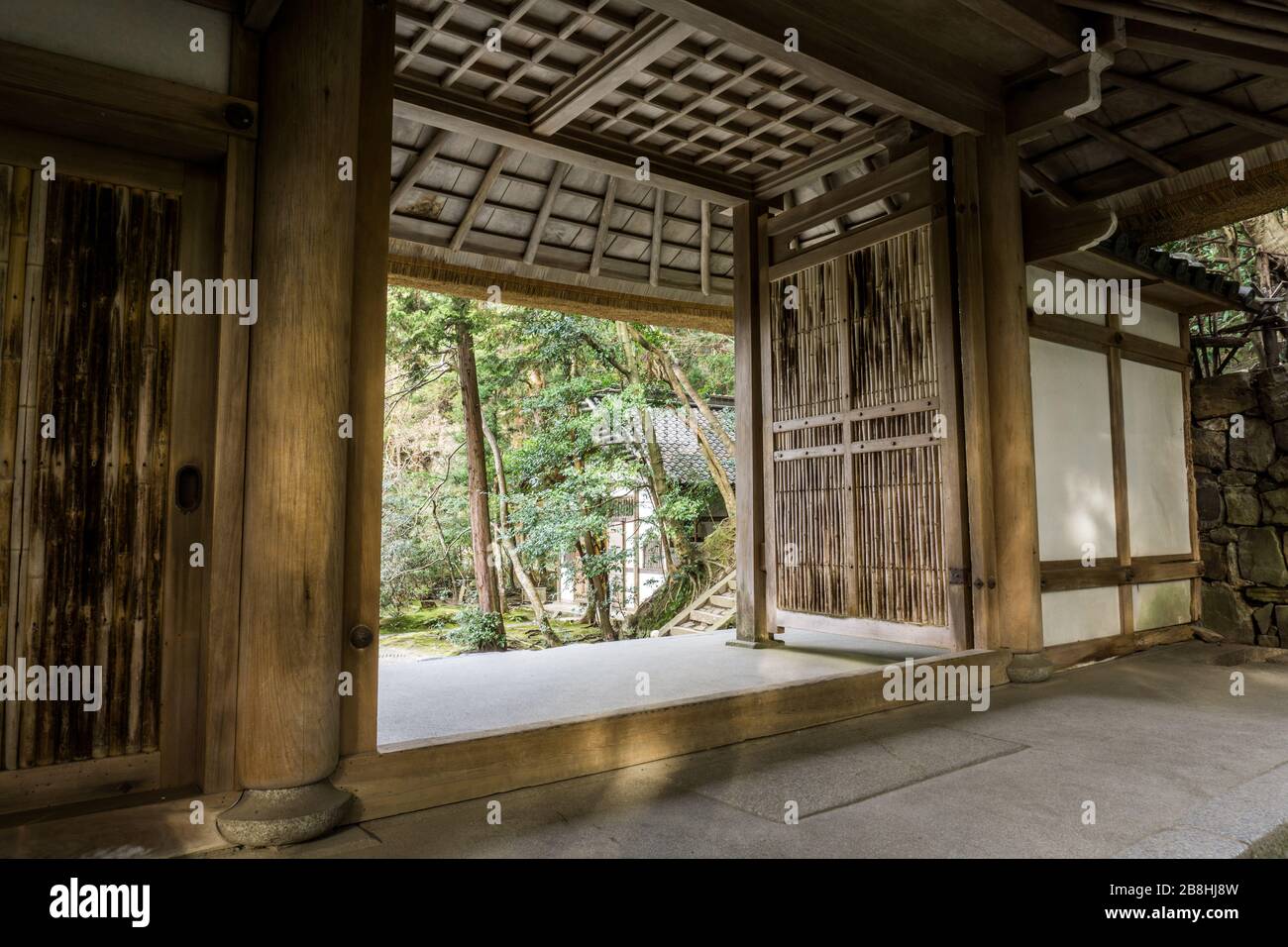 La porta di Hōnen-in, un tempio buddista situato a Sakyō-ku, Kyoto, Giappone. Foto Stock