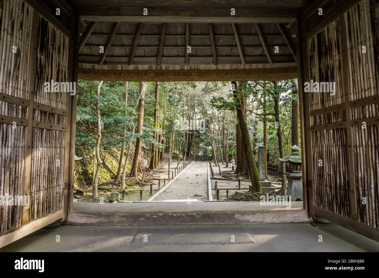 La porta di Hōnen-in, un tempio buddista situato a Sakyō-ku, Kyoto, Giappone. Foto Stock