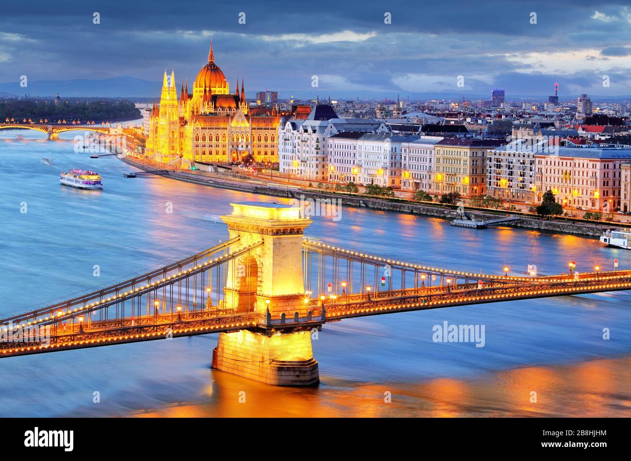 Budapest, vista notturna del Ponte delle catene sul Danubio e la città di Pest Foto Stock