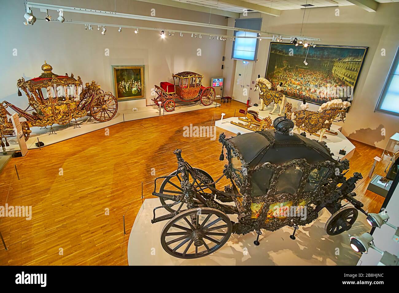 VIENNA, AUSTRIA - 19 FEBBRAIO 2019: I cocchi imperiali unici con ricche decorazioni scolpite e dipinte nella sala del museo delle carrozze imperiali di Schon Foto Stock