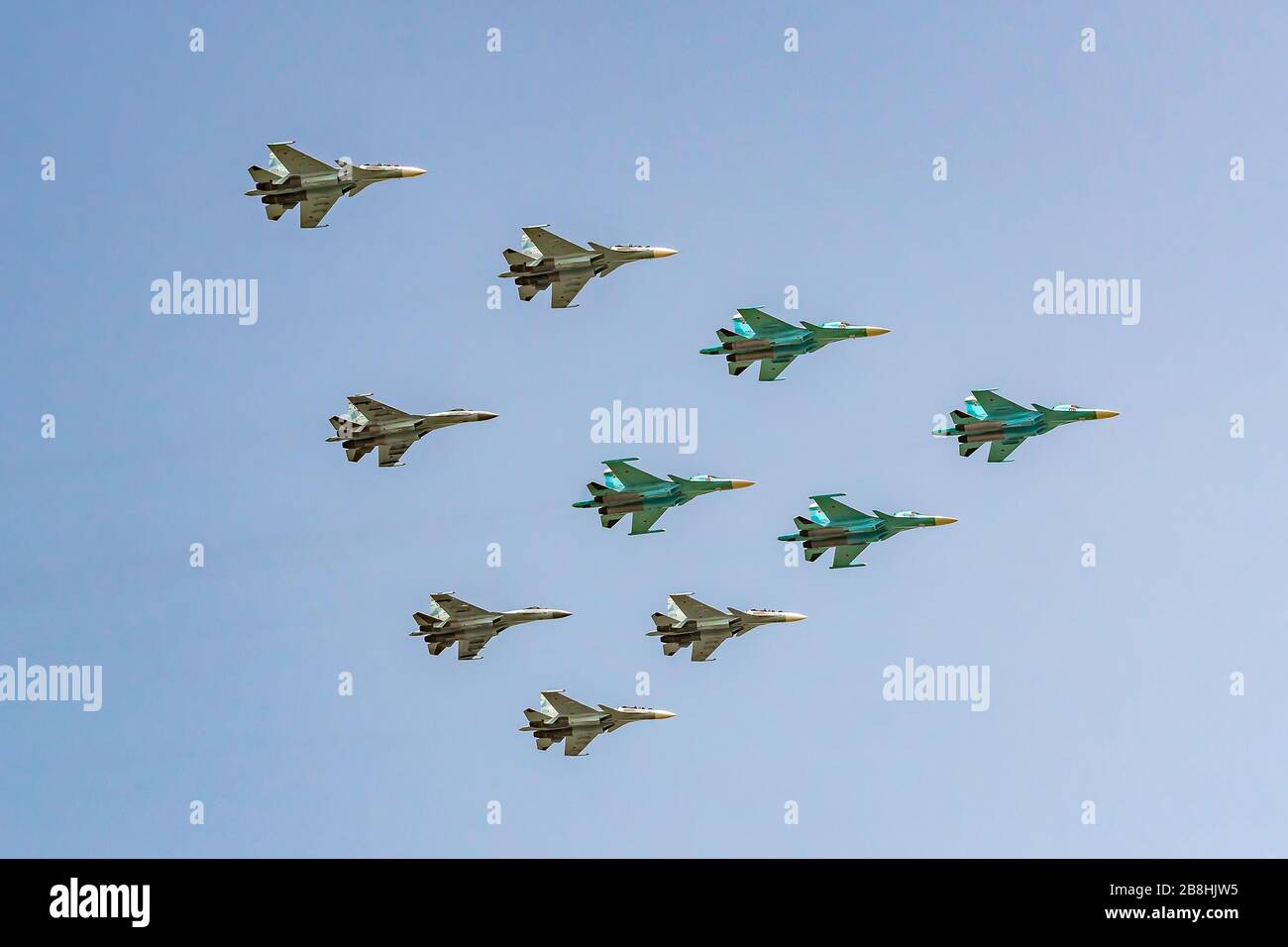Mosca, Russia - 04 maggio 2018: Aeronautica militare russa su-34, su-30, su-27 durante la prova della parata del giorno della Vittoria Foto Stock