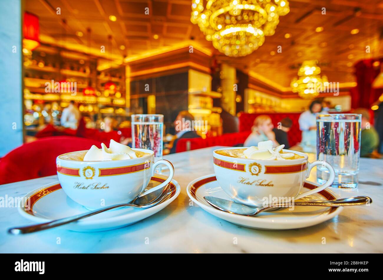 VIENNA, AUSTRIA - 19 FEBBRAIO 2019: Gustatevi una gustosa bevanda al caffè Wiener Melange con panna montata, interni eleganti e atmosfera del famoso Sacher Cafe - Foto Stock