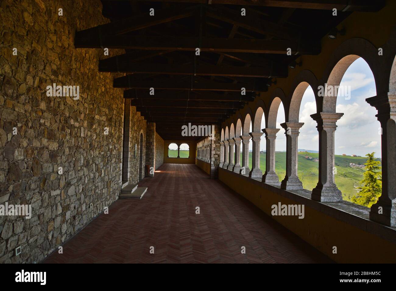 Corridoio con archi nel castello medievale di Bisaccia Foto Stock