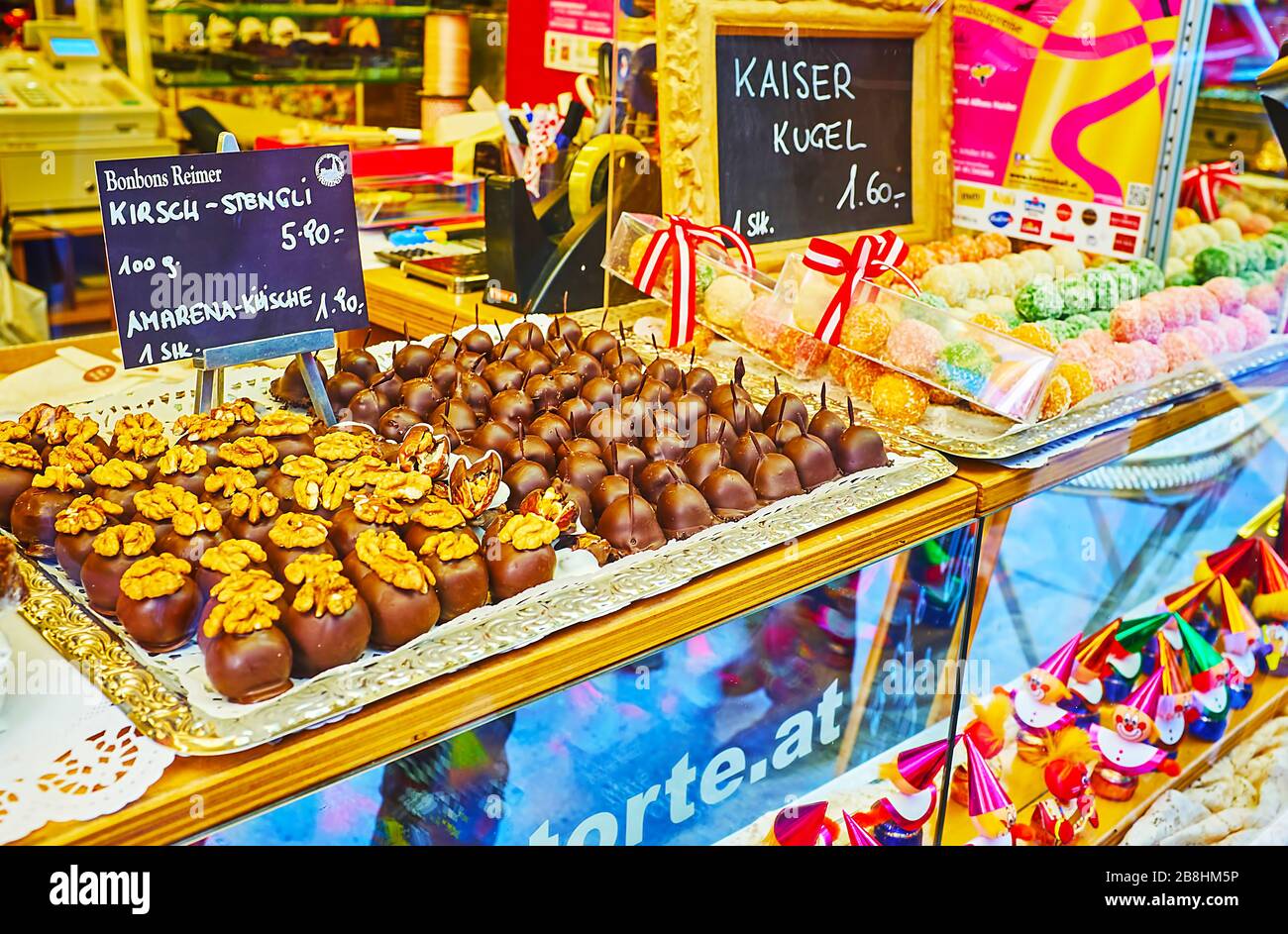 VIENNA, AUSTRIA - 19 FEBBRAIO 2019: Il bancone del negozio di dolciumi tradizionali con vassoi, ripieni di caramelle al cioccolato, palle di marmellata, caramelle Foto Stock