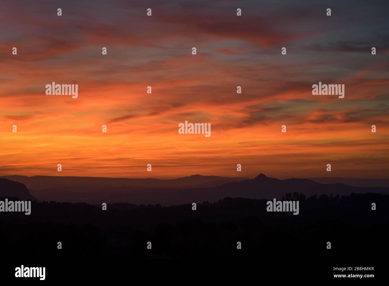 Bei colori nel cielo durante un tramonto sulle colline spagnole nella regione di Valenciana Foto Stock