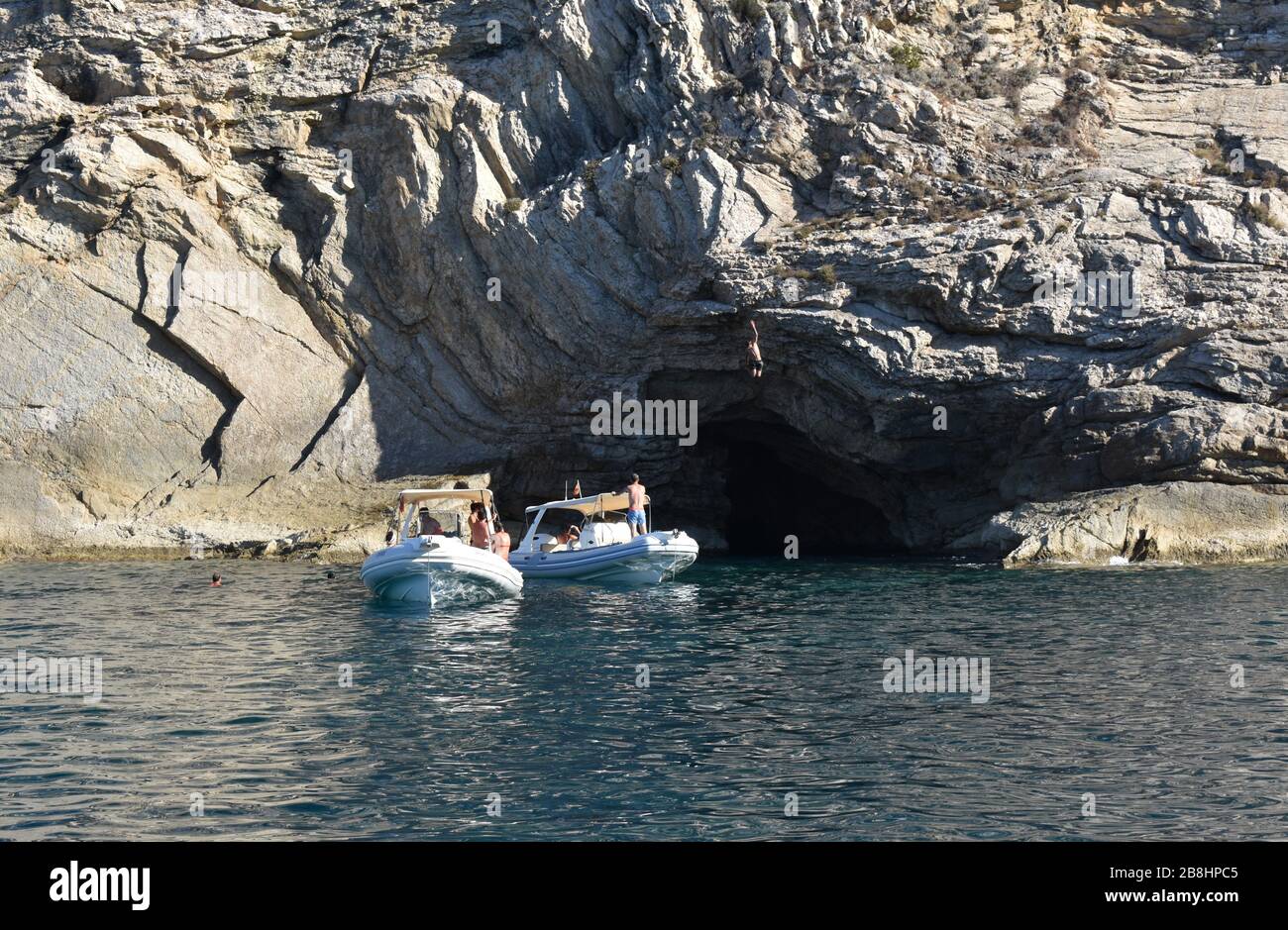 Saltando dalle scogliere al mare vicino Punta grossa, Ibiza, Spagna Foto Stock