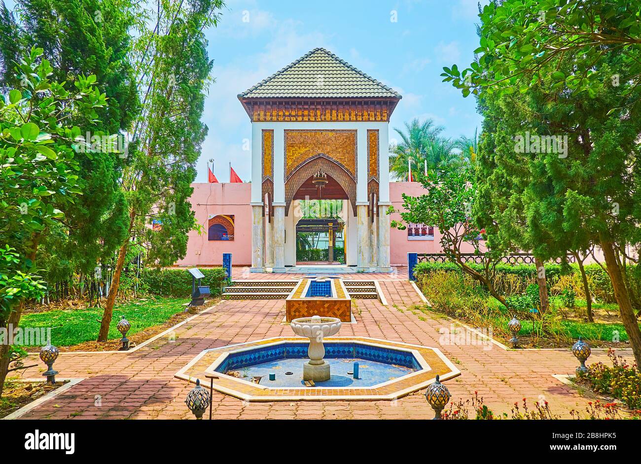 CHIANG mai, THAILANDIA - 7 MAGGIO 2019: Il giardino marocchino del parco reale Rajapruek è decorato con dettagli architettonici tradizionali - fontana, fortini Foto Stock