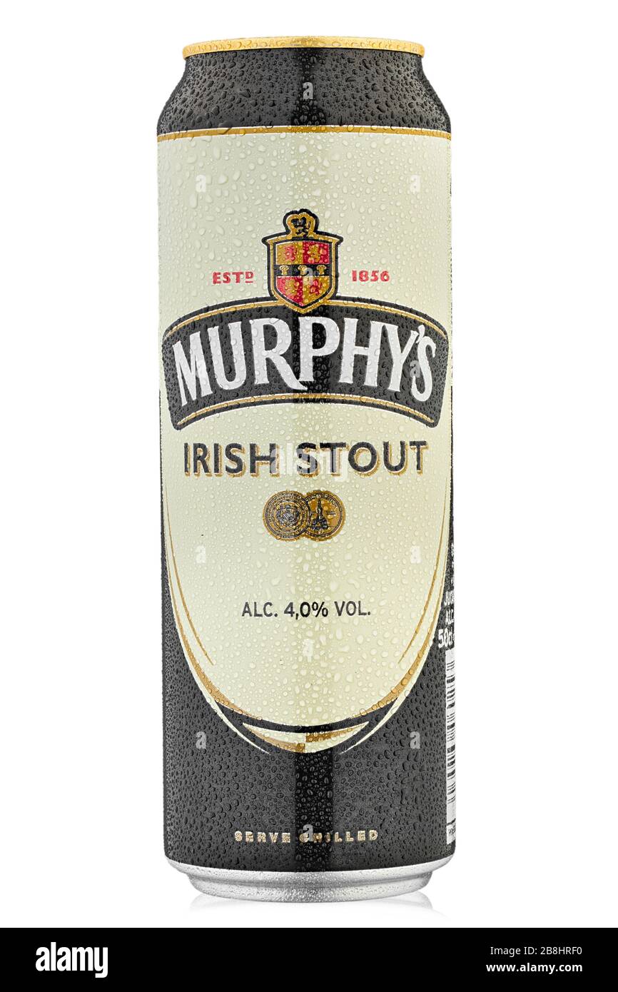 Ucraina, Kiev - 29 febbraio 2020: Murphy's Beer Can o Irish Stout isolato su sfondo bianco. Gocce d'acqua. Il file contiene il percorso di ritaglio. Foto Stock