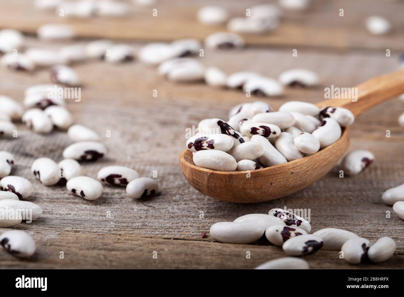 Fagiolo con occhiale nero in cucchiaio di legno. Cibo sano. Foto Stock