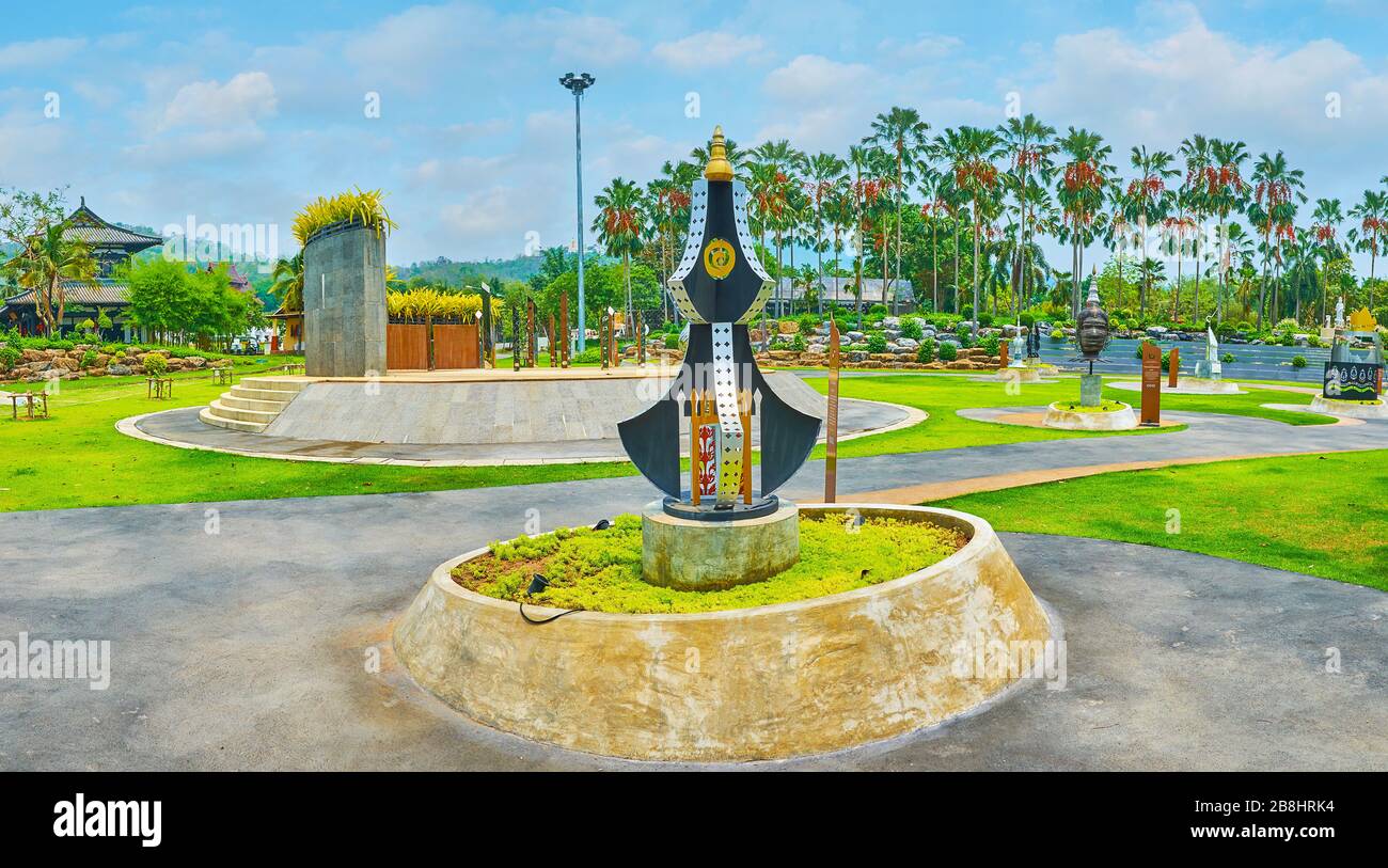 CHIANG mai, THAILANDIA - 7 MAGGIO 2019: Panorama del Grand anfiteatro del Rajapruek Royal Park con sculture moderne, prato ornamentale, piccola scena e pa Foto Stock