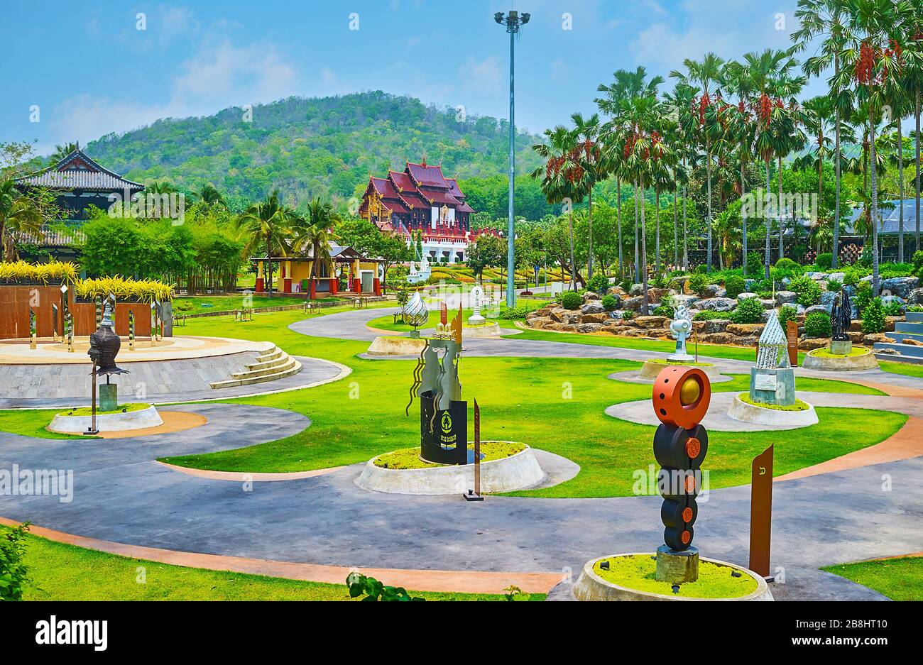 CHIANG mai, THAILANDIA - 7 MAGGIO 2019: Grand anfiteatro del Rajapruek Royal Park vanta molte sculture moderne, situato su vicoli curvi, il 7 maggio a CH Foto Stock