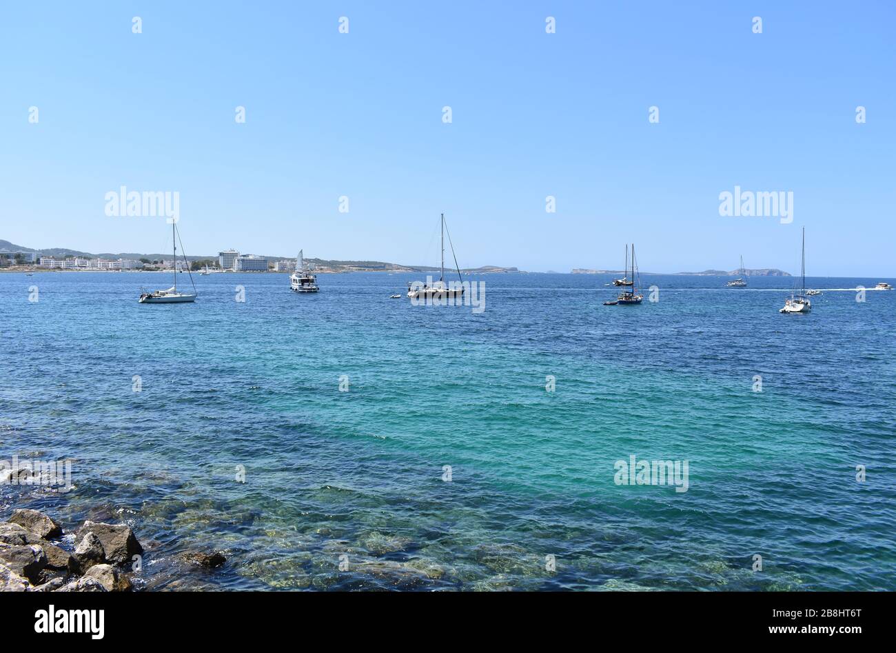 Barche all'ancora nella baia di San Antonio, San Antonio, Ibiza, Spagna Foto Stock
