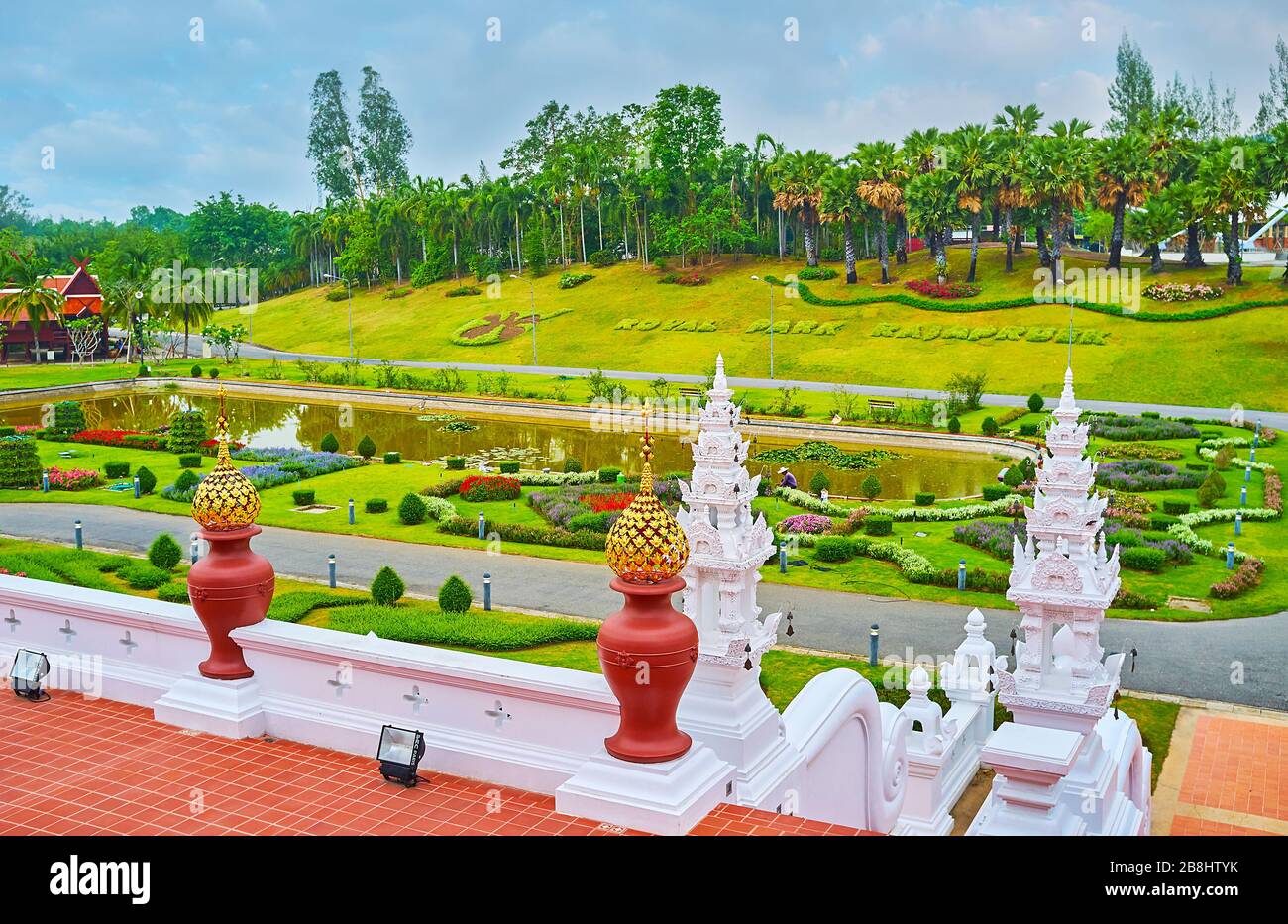 CHIANG mai, THAILANDIA - 7 MAGGIO 2019: La vista dal Royal Pavilion terrazza sullo stagno e letti di fiori del Royal Park Rajapruek e il suo logo - il fl Foto Stock