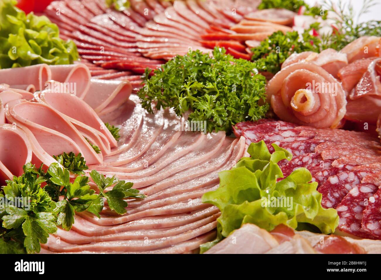 Tagliare la salsiccia e la carne affumicata con un prezzemolo Foto Stock