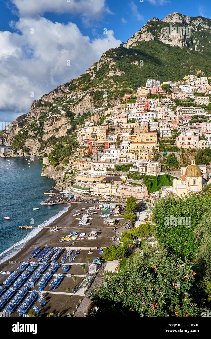 La famosa località balneare di Positano sulla Costiera Amalfitana Foto Stock