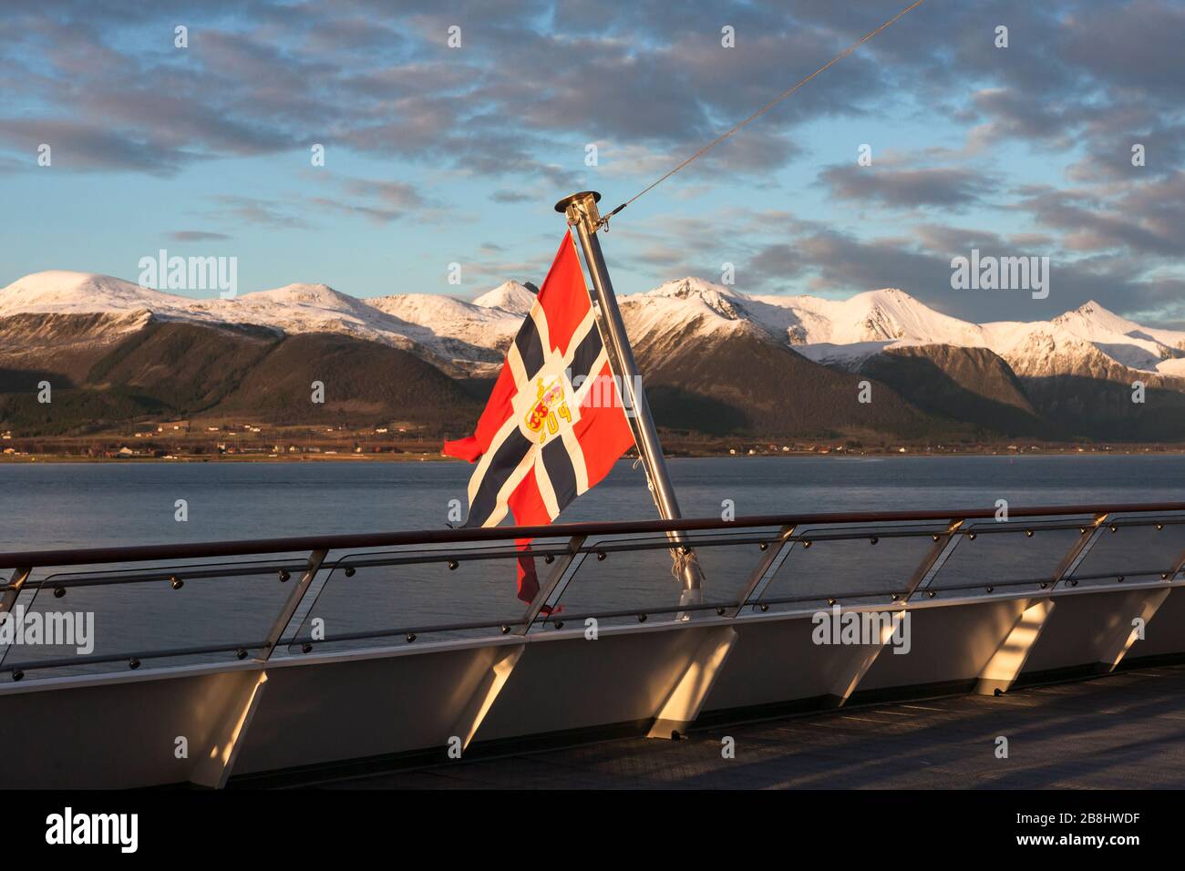 Montagne sull'isola di Langøya, Hadsel, Vesterålen, Norvegia settentrionale, dal ponte della MS Spitsbergen, Hurtigruten traghetto Foto Stock