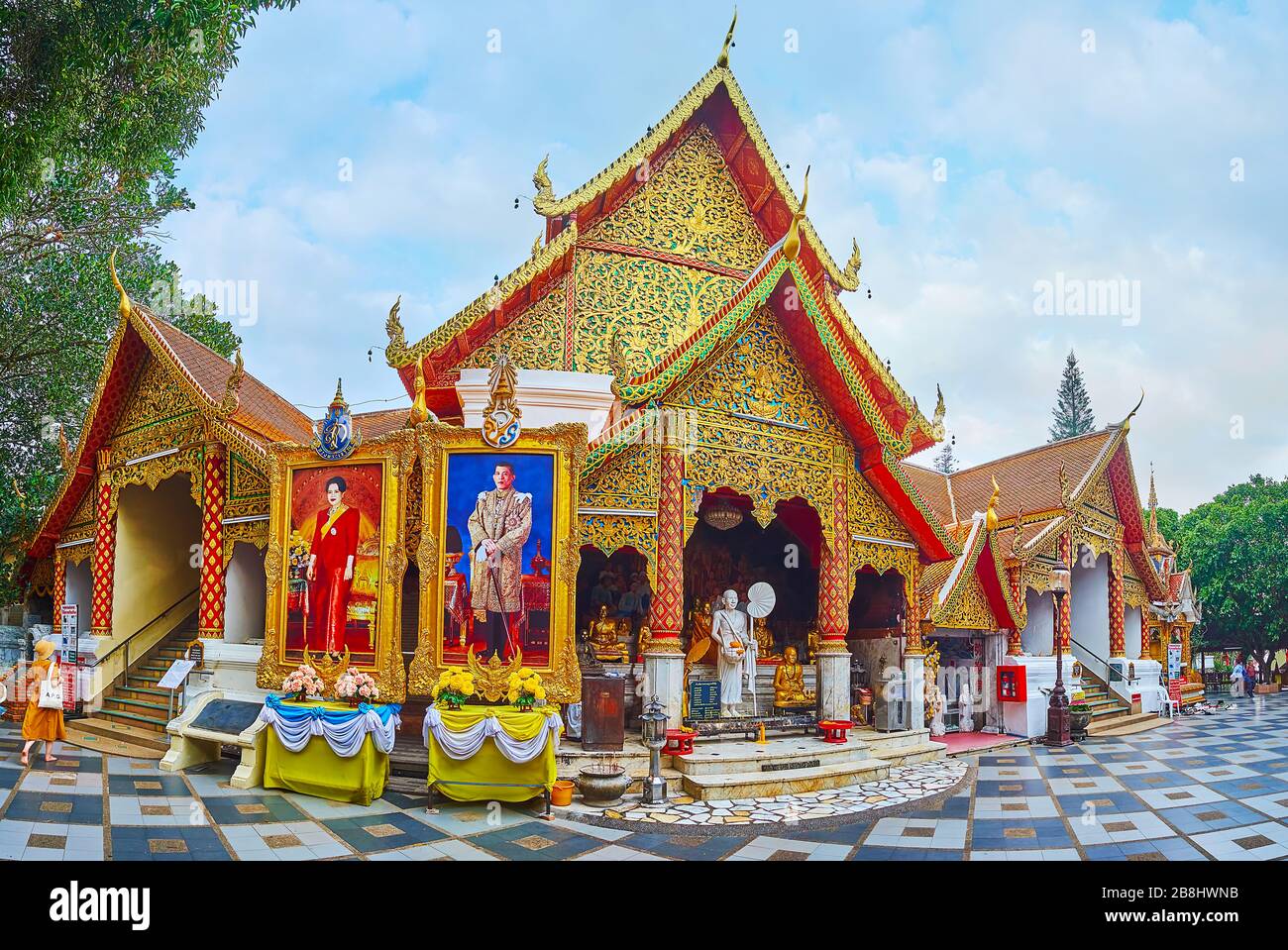 CHIANG mai, THAILANDIA - 7 MAGGIO 2019: Panorama dei santuari di stile Lanna capolavoro di Wat Phra che tempio Doi Suthep con decorazioni dorate complesse, Foto Stock