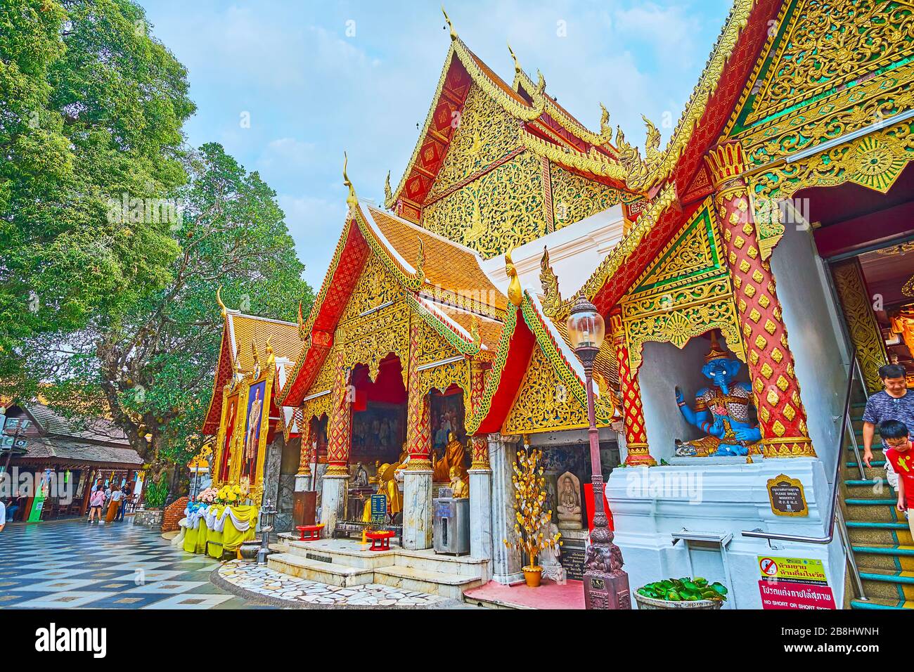 CHIANG mai, THAILANDIA - 7 MAGGIO 2019: La straordinaria architettura Lanna di Wat Phra That Doi Suthep tempio con ricche decorazioni, statue buddiste Foto Stock