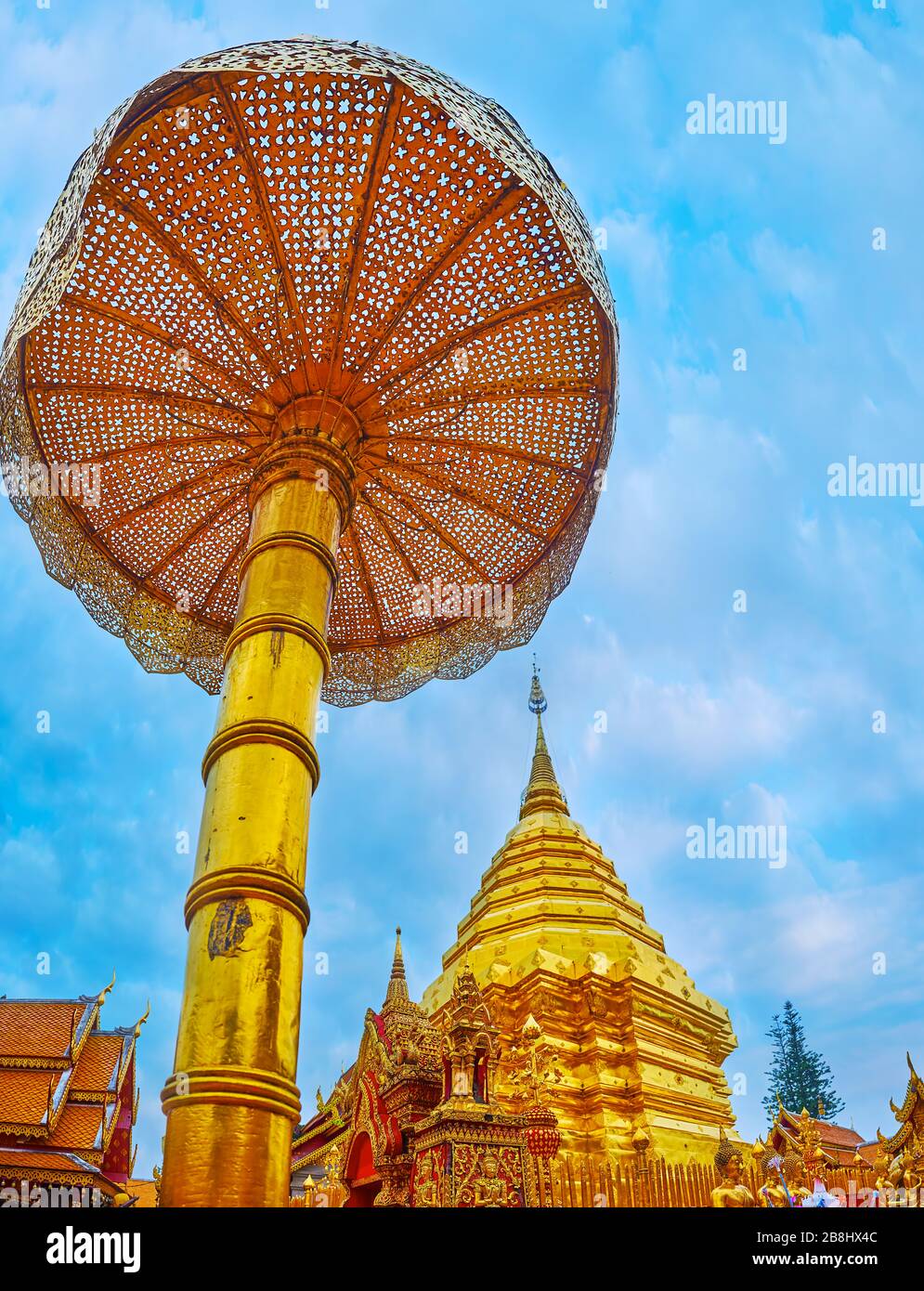 L'ombrello cerimoniale in chatra simile a pizzi, ricoperto di doratura e decorato con motivi fini e palo simile a bambù, Wat Phra That Doi Suthep tempio, Chi Foto Stock