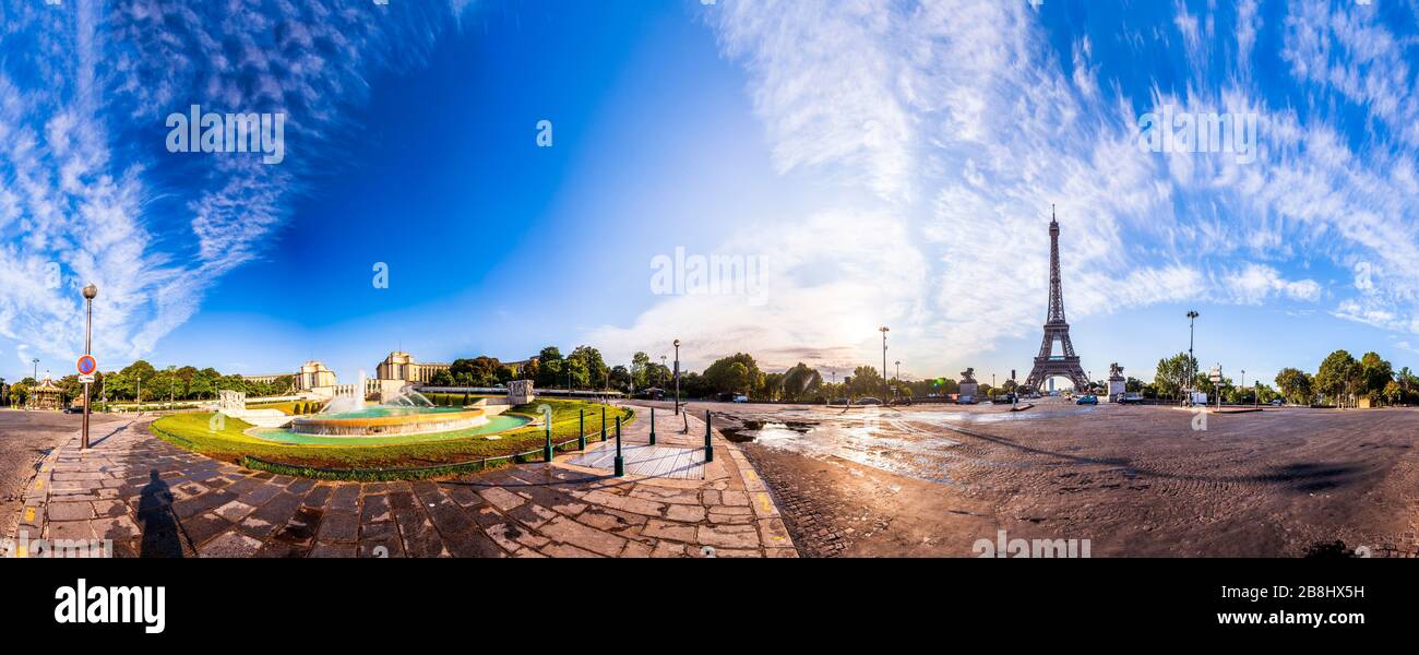 La Torre Eiffel vista da Pont d'Iena a Parigi, Francia. vista panoramica a 360 gradi Foto Stock