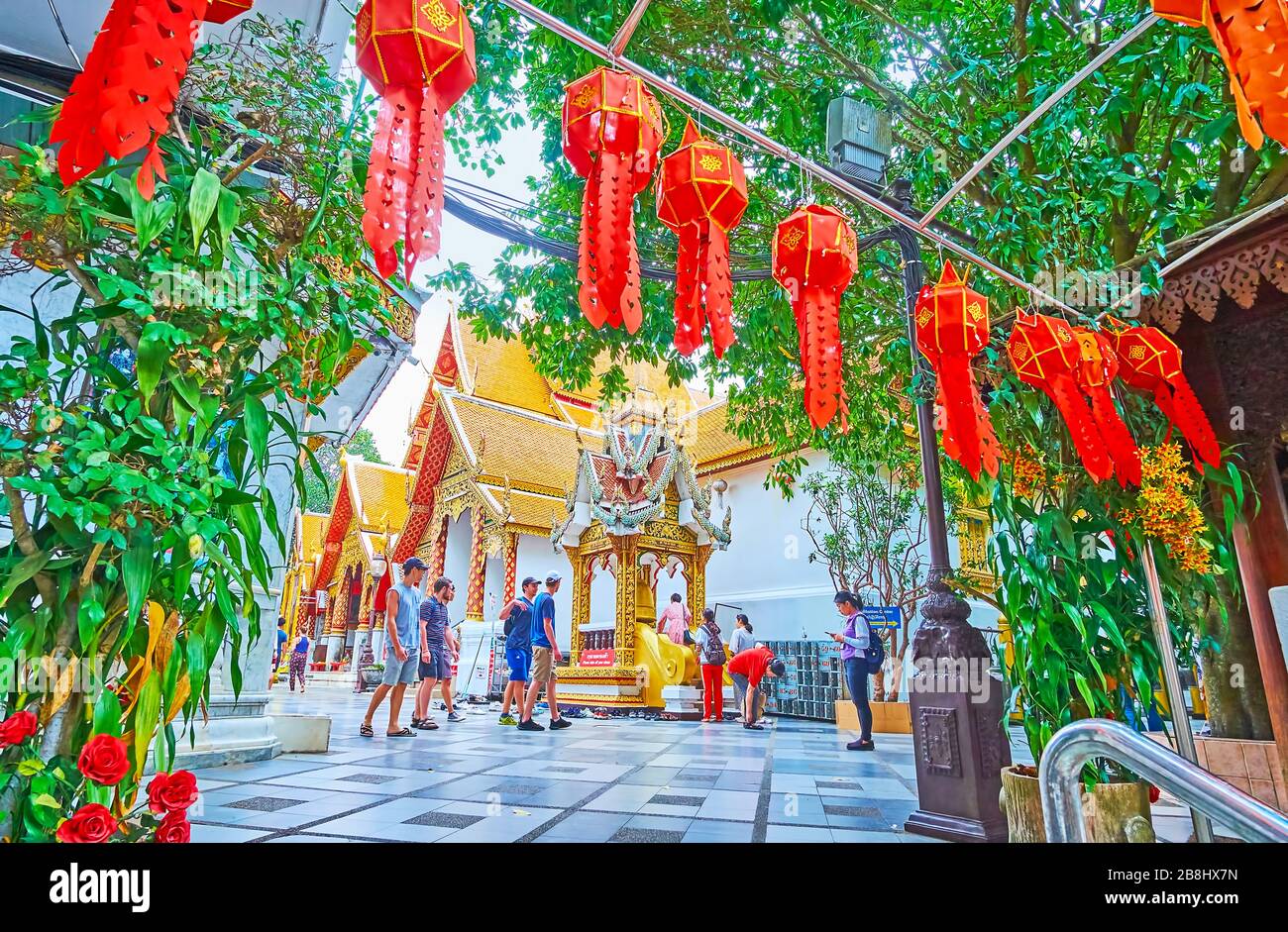 CHIANG mai, THAILANDIA - 7 MAGGIO 2019: Il vicolo ombreggiato con lanterne Lanna rossa in corte di Wat Phra That Doi Suthep tempio, il 7 maggio a Chiang mai Foto Stock