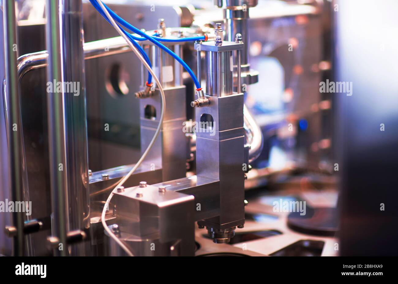 Una fresatrice CNC teste fresatrici industria metallurgica Foto Stock
