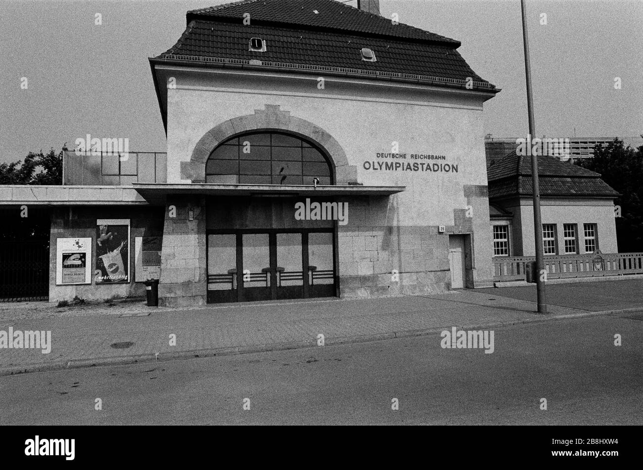 La stazione suburbana della S-Bahn dello Stadio Olimpico di Berlino Ovest, durante il periodo la città è stata divisa e la ferrovia è stata gestita dalle autorità della Germania Est. Il Muro di Berlino era una barriera costruita dalla Repubblica democratica tedesca (RDT, Germania orientale) a partire dal 13 agosto 1961, che ha completamente tagliato Berlino Ovest dalla Germania Est circostante e da Berlino Est. Il Muro è stato aperto il 9. Novembre 1989 consentire la libera circolazione delle persone da est a ovest. Foto Stock