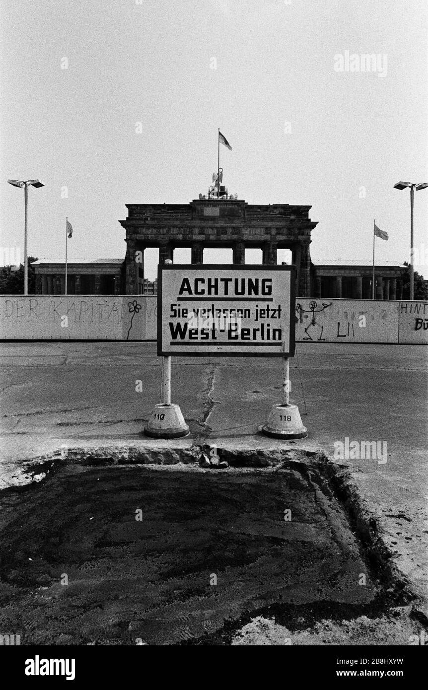 Una sezione del Muro di Berlino alla porta di Brandeburgo, vista dal lato occidentale della divisione. Il Muro di Berlino era una barriera costruita dalla Repubblica democratica tedesca (RDT, Germania orientale) a partire dal 13 agosto 1961, che ha completamente tagliato Berlino Ovest dalla Germania Est circostante e da Berlino Est. Il Muro è stato aperto il 9. Novembre 1989 consentire la libera circolazione delle persone da est a ovest. Foto Stock