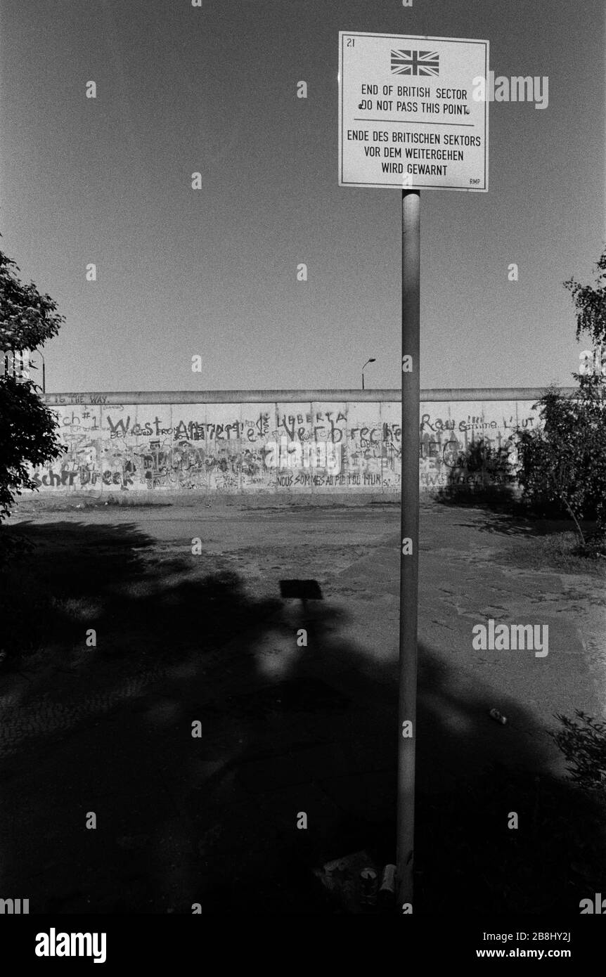 Un cartello che indica la fine del settore britannico vicino al Muro di Berlino vicino alla porta di Brandeburgo, visto dal lato occidentale della divisione. Il Muro di Berlino era una barriera costruita dalla Repubblica democratica tedesca (RDT, Germania orientale) a partire dal 13 agosto 1961, che ha completamente tagliato Berlino Ovest dalla Germania Est circostante e da Berlino Est. Il Muro è stato aperto il 9. Novembre 1989 consentire la libera circolazione delle persone da est a ovest. Foto Stock