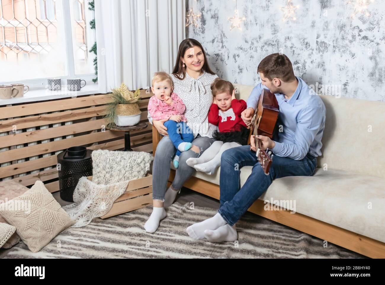 Buona famiglia che suona la chitarra alla foto di natale Foto Stock