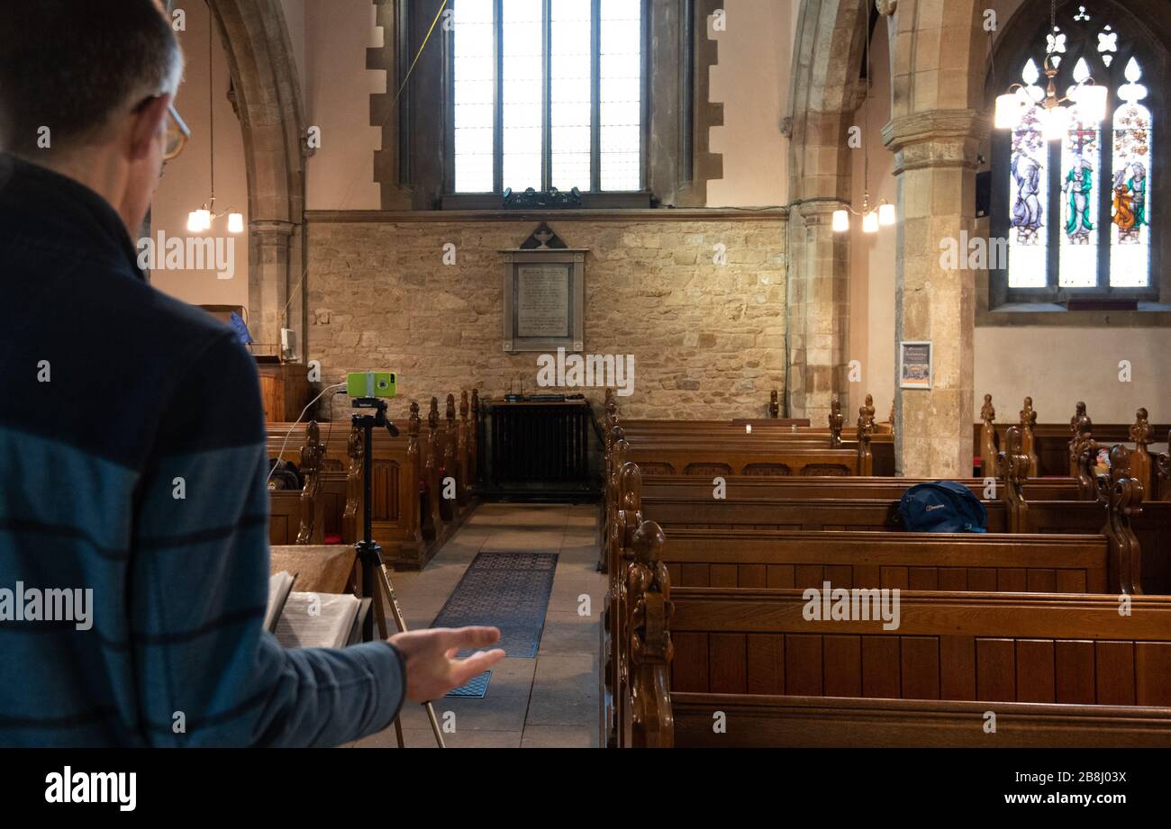 Rector Rob Miles dà il suo sermone durante un live streaming del servizio domenicale della chiesa di St Lukes a Thurnby, Leicester, Dopo che gli arcivescovi di Canterbury e York hanno scritto al clero martedì consigliando loro di mettere i servizi pubblici in attesa in risposta ai consigli del governo per evitare le riunioni di massa per contribuire a prevenire la diffusione del virus Covid-19. Foto Stock