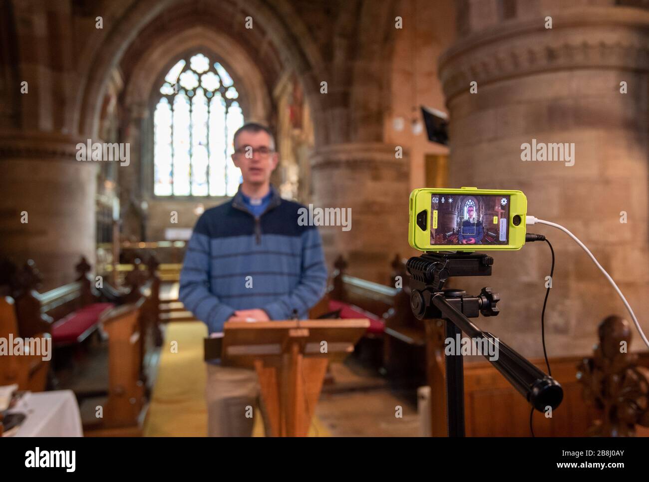 Rector Rob Miles dà il suo sermone durante un live streaming del servizio domenicale della chiesa di St Lukes a Thurnby, Leicester, Dopo che gli arcivescovi di Canterbury e York hanno scritto al clero martedì consigliando loro di mettere i servizi pubblici in attesa in risposta ai consigli del governo per evitare le riunioni di massa per contribuire a prevenire la diffusione del virus Covid-19. Foto Stock