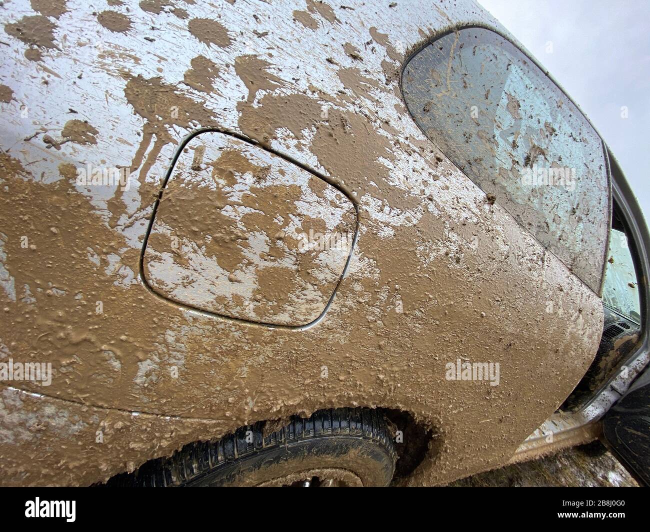 Il dettaglio della vettura completamente sporca dal fango dopo la gara di trascinamento su un campo durante l'inverno. Necessita di una pulizia completa degli esterni e degli interni. Foto Stock