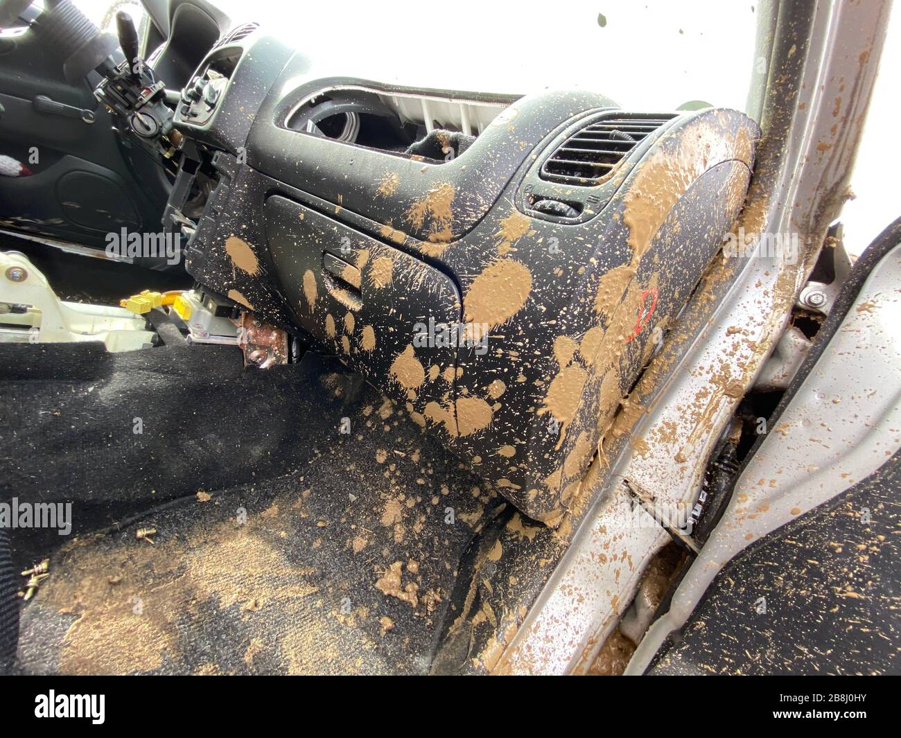 Il dettaglio della vettura completamente sporca dal fango dopo la gara di trascinamento su un campo durante l'inverno. Necessita di una pulizia completa degli esterni e degli interni. Foto Stock