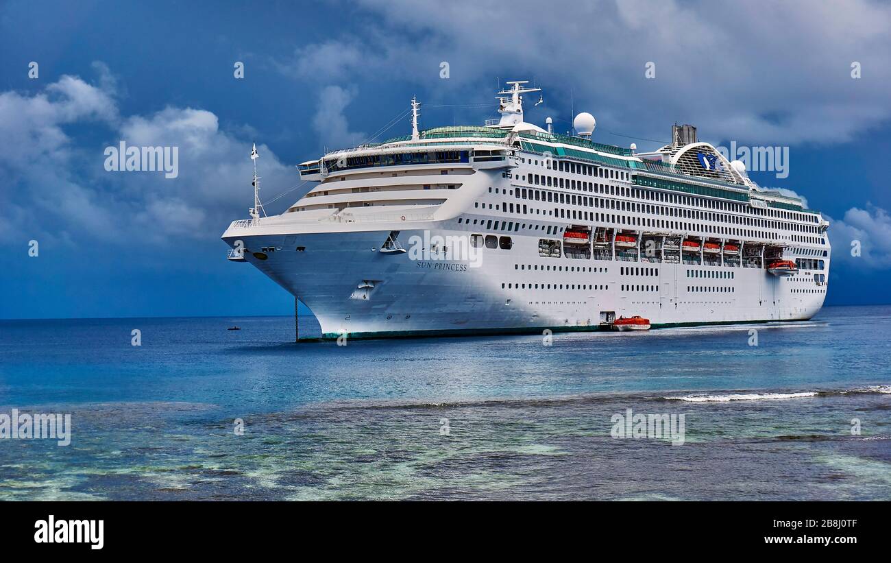 Turisti a bordo della Sun Princess con partenza da Kiriwina Island PNG Kiriwina Island PNG Papua New Guinea Cloudy Overcast Sky Stormy Tourism Foto Stock