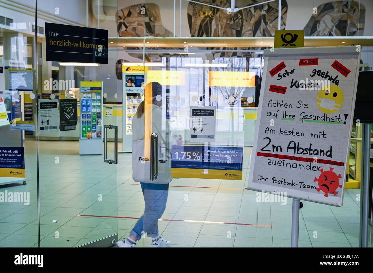 GERMANIA, Amburgo, Corona Virus, COVID-19 , ufficio postale con segnale di informazione per tenere la distanza per il cliente per evitare infezioni Foto Stock