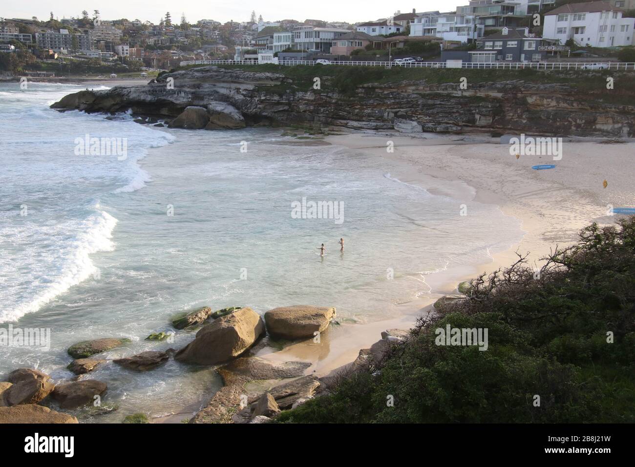 Sydney, Australia. 22 marzo 2020. Il consiglio di Waverley ha chiuso le sue spiagge nel tentativo di prevenire grandi raduni di persone a causa del coronavirus (Covid-19). Nella foto: La spiaggia di Tamarama è chiusa. Credit: Richard Milnes/Alamy Live News Foto Stock