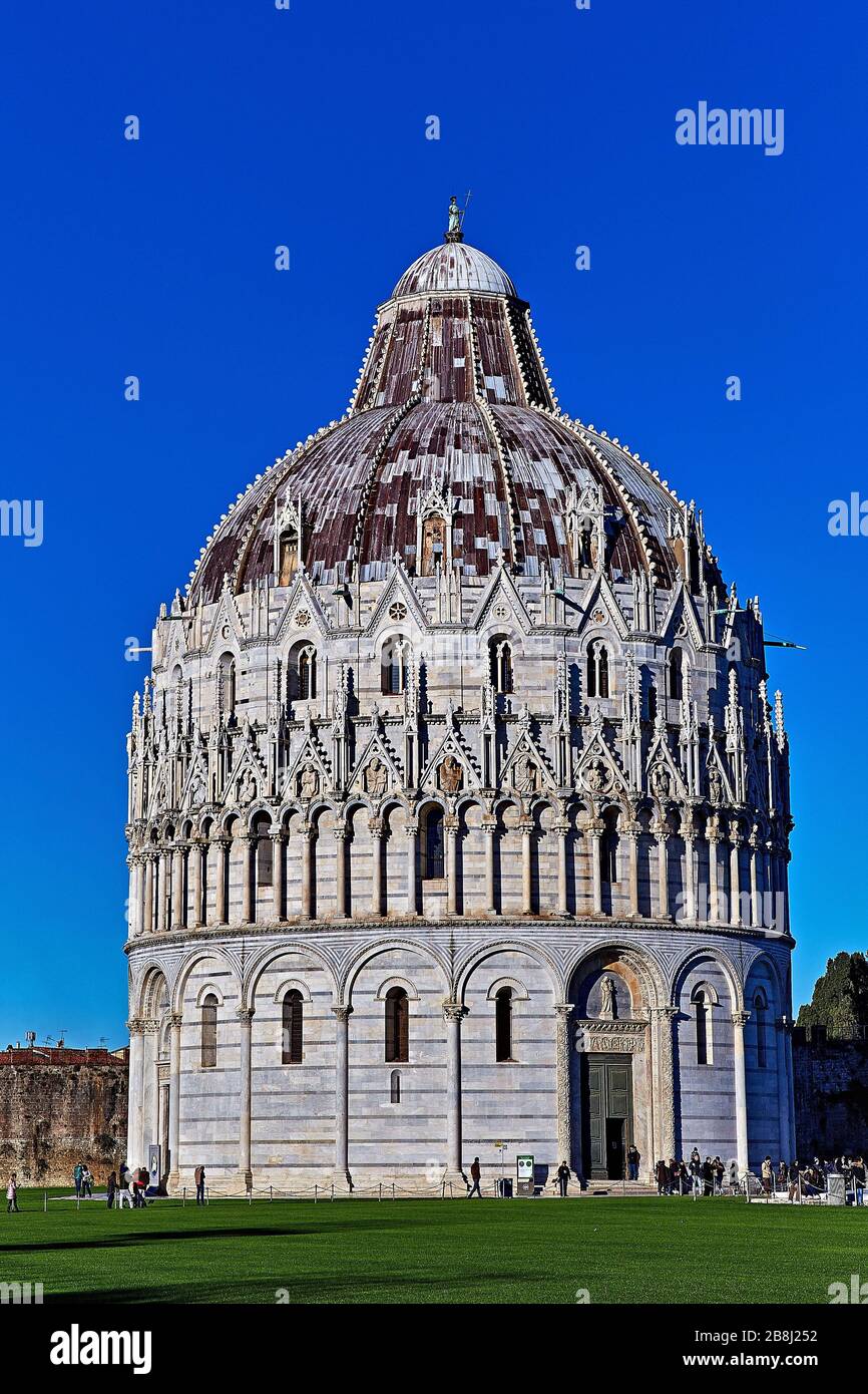 Il Battistero di San Giovanni (in italiano Battistero di San Giovanni) è un edificio ecclesiastico romano cattolico a Pisa. Costruzione iniziata Foto Stock