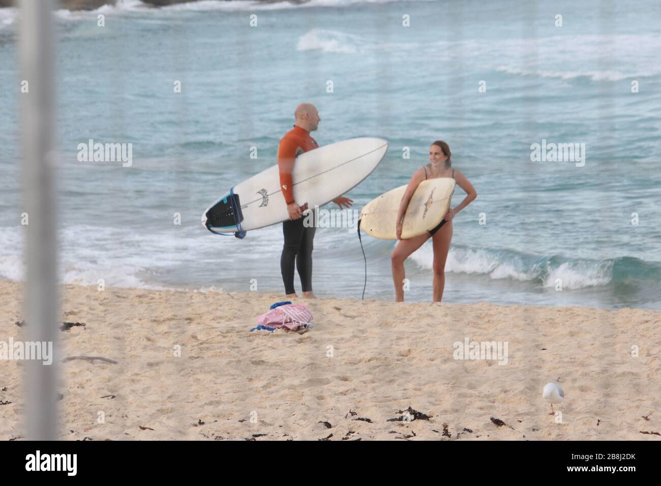 Sydney, Australia. 22 marzo 2020. Il consiglio di Waverley ha chiuso le sue spiagge nel tentativo di prevenire grandi raduni di persone a causa del coronavirus (Covid-19). Nella foto: Alcune persone ignorano il cartello chiuso a Bronte Beach. Credit: Richard Milnes/Alamy Live News Foto Stock