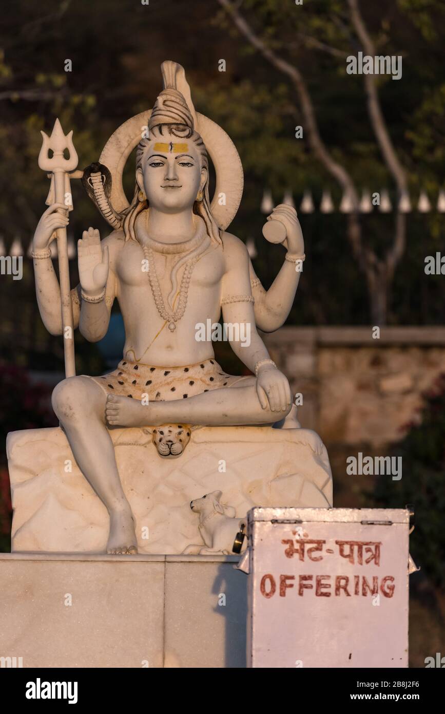 Vishnu statua al tempio Laxmi Narayan, Jaipur, India Foto Stock