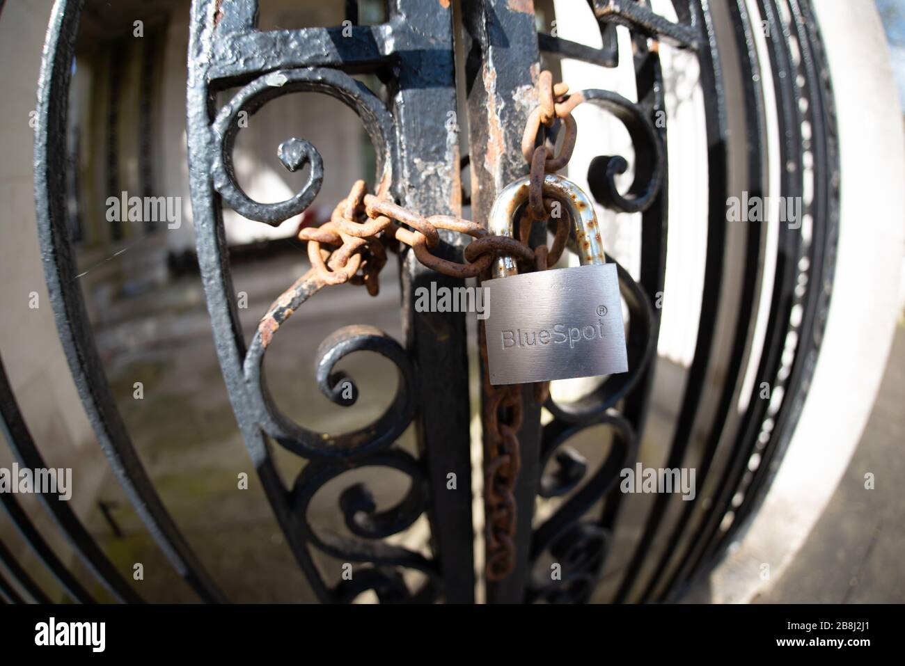 Cancello metallico bloccato da lucchetto Foto Stock