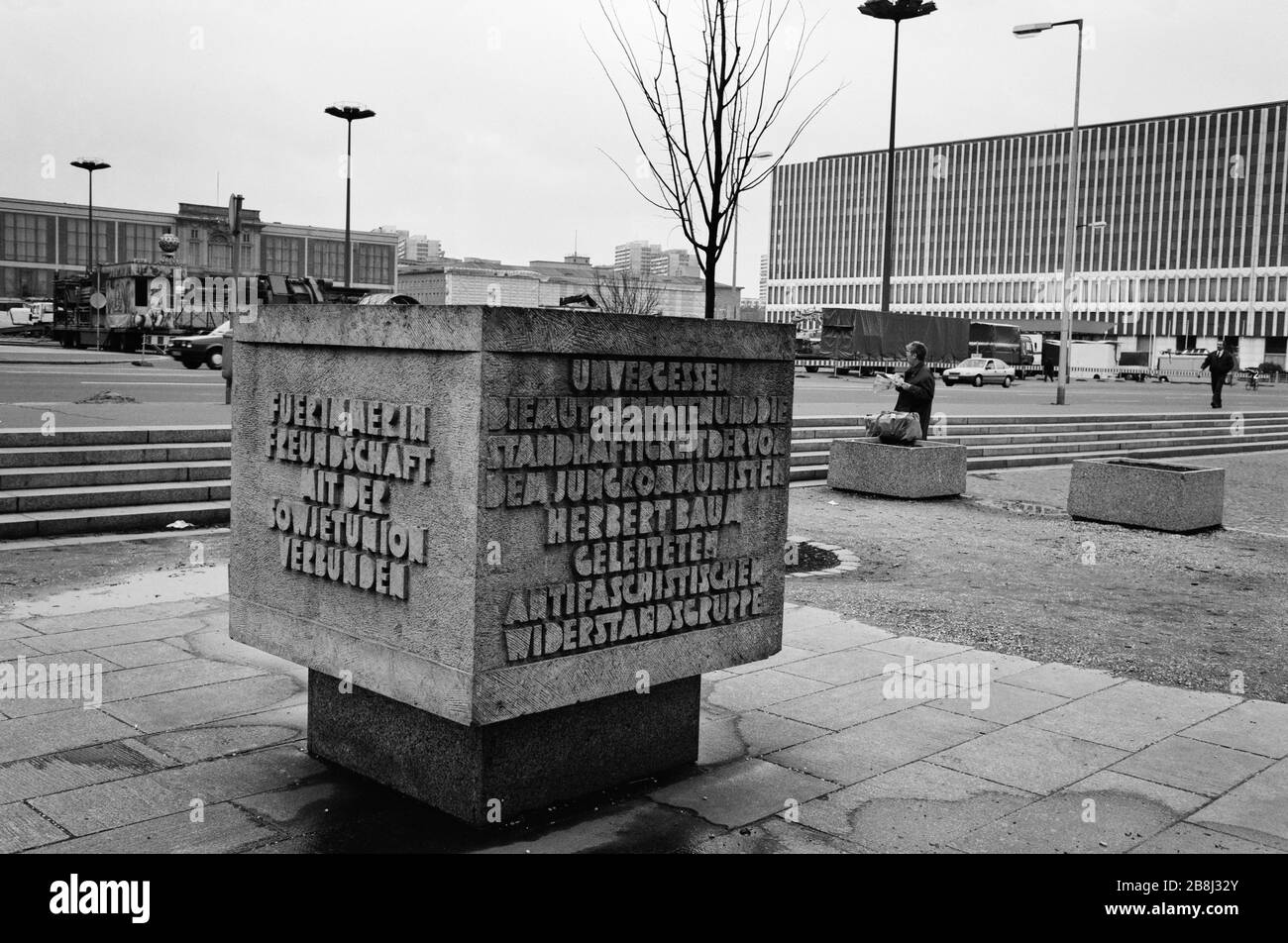 Una pietra scolpita per celebrare i legami tra la RDT e l'Unione Societ, nell'ex Berlino Est, raffigurata dopo la caduta del Muro di Berlino. Il Muro di Berlino era una barriera costruita dalla Repubblica democratica tedesca (RDT, Germania orientale) a partire dal 13 agosto 1961, che ha completamente tagliato Berlino Ovest dalla Germania Est circostante e da Berlino Est. Il Muro è stato aperto il 9. Novembre 1989 consentire la libera circolazione delle persone da est a ovest. Foto Stock