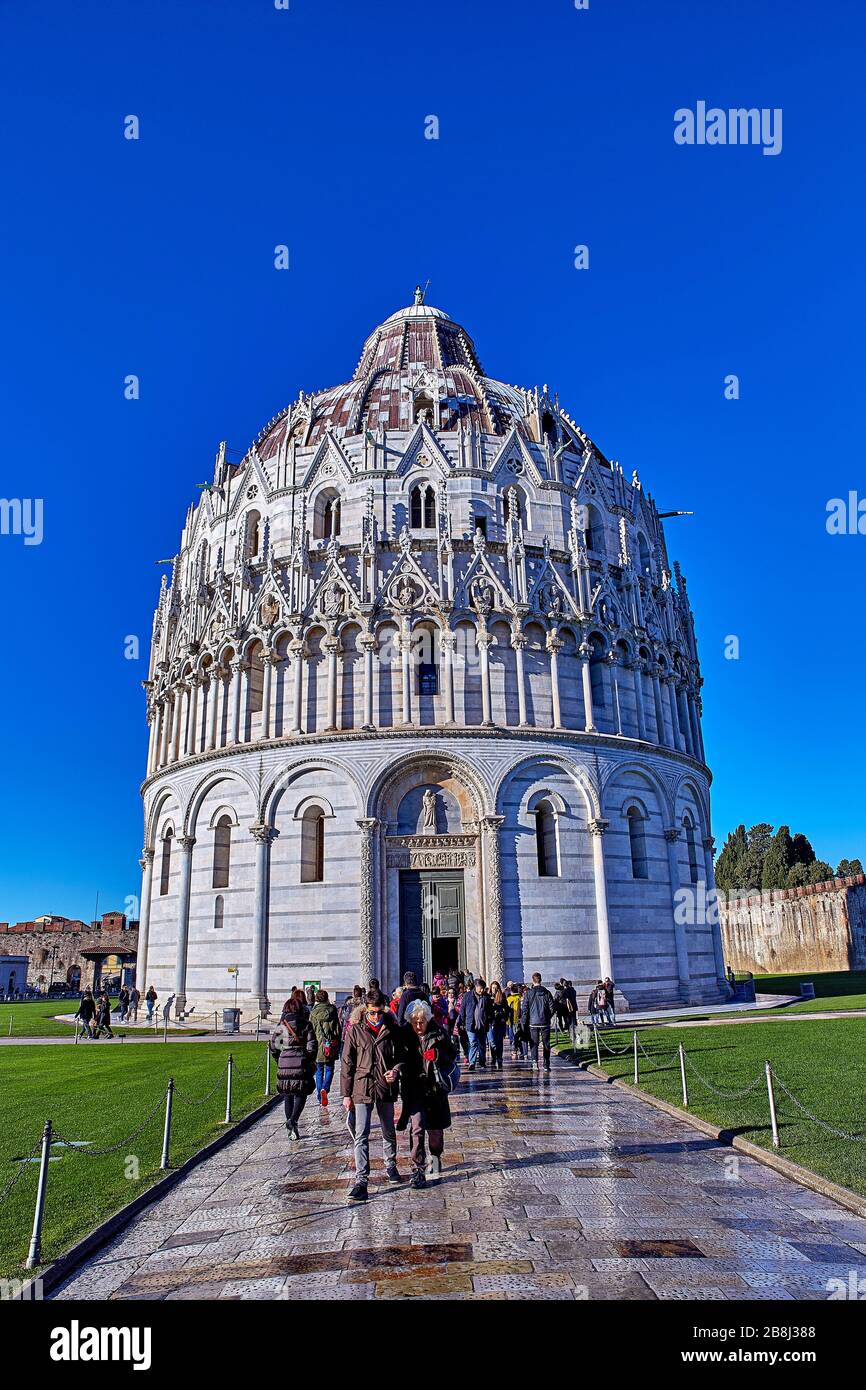 Il Battistero di San Giovanni (in italiano Battistero di San Giovanni) è un edificio ecclesiastico romano cattolico a Pisa. Costruzione iniziata Foto Stock