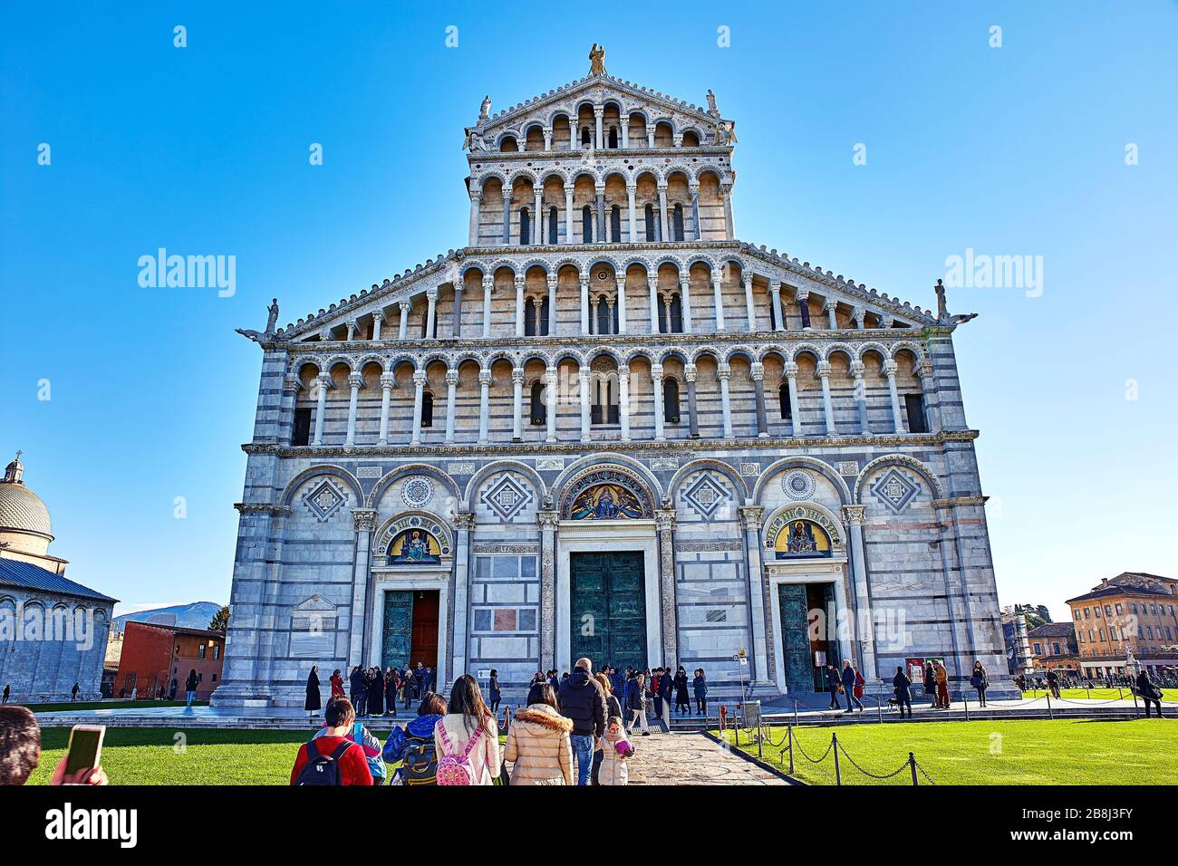 La Piazza dei Miracoli, conosciuta formalmente come Piazza del Duomo, è un'area di 8.87 ettari murata situata a Pisa, Tu Foto Stock
